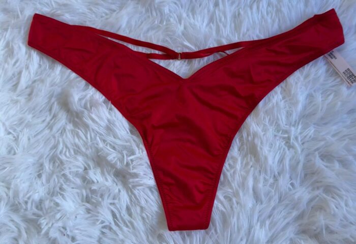 Less roja con tiras VS