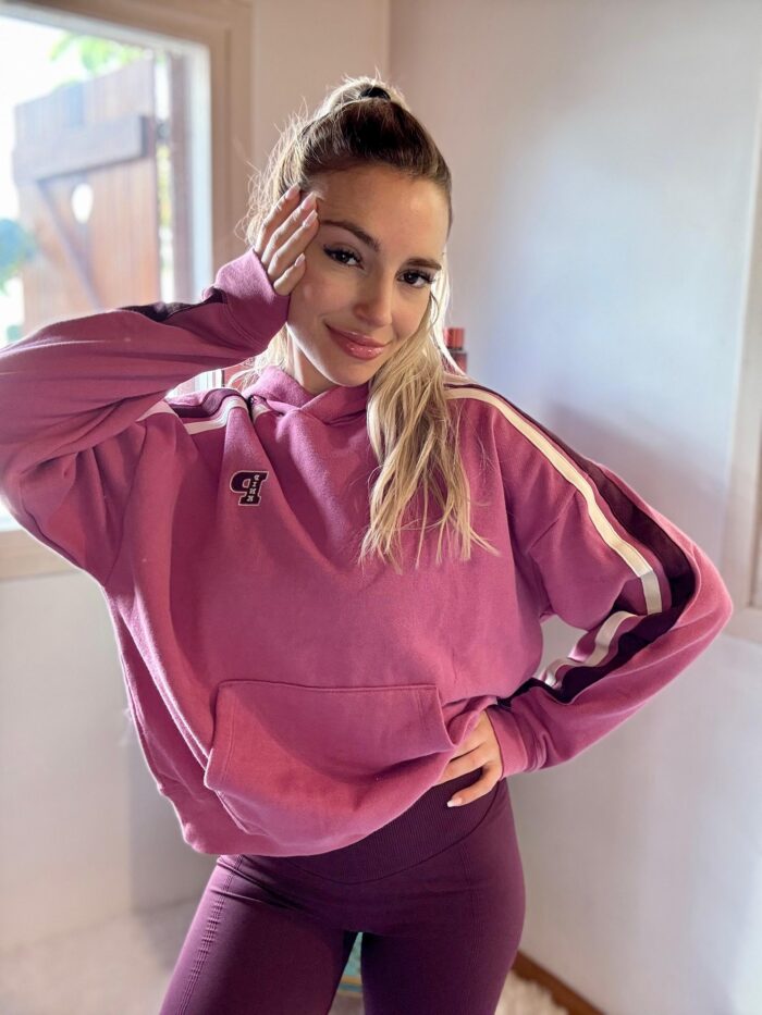 Buzo fucsia con franjas blancas y bordó