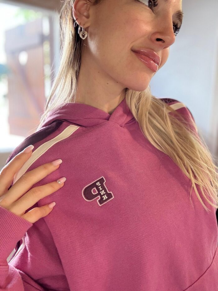 Buzo fucsia con franjas blancas y bordó - Image 2