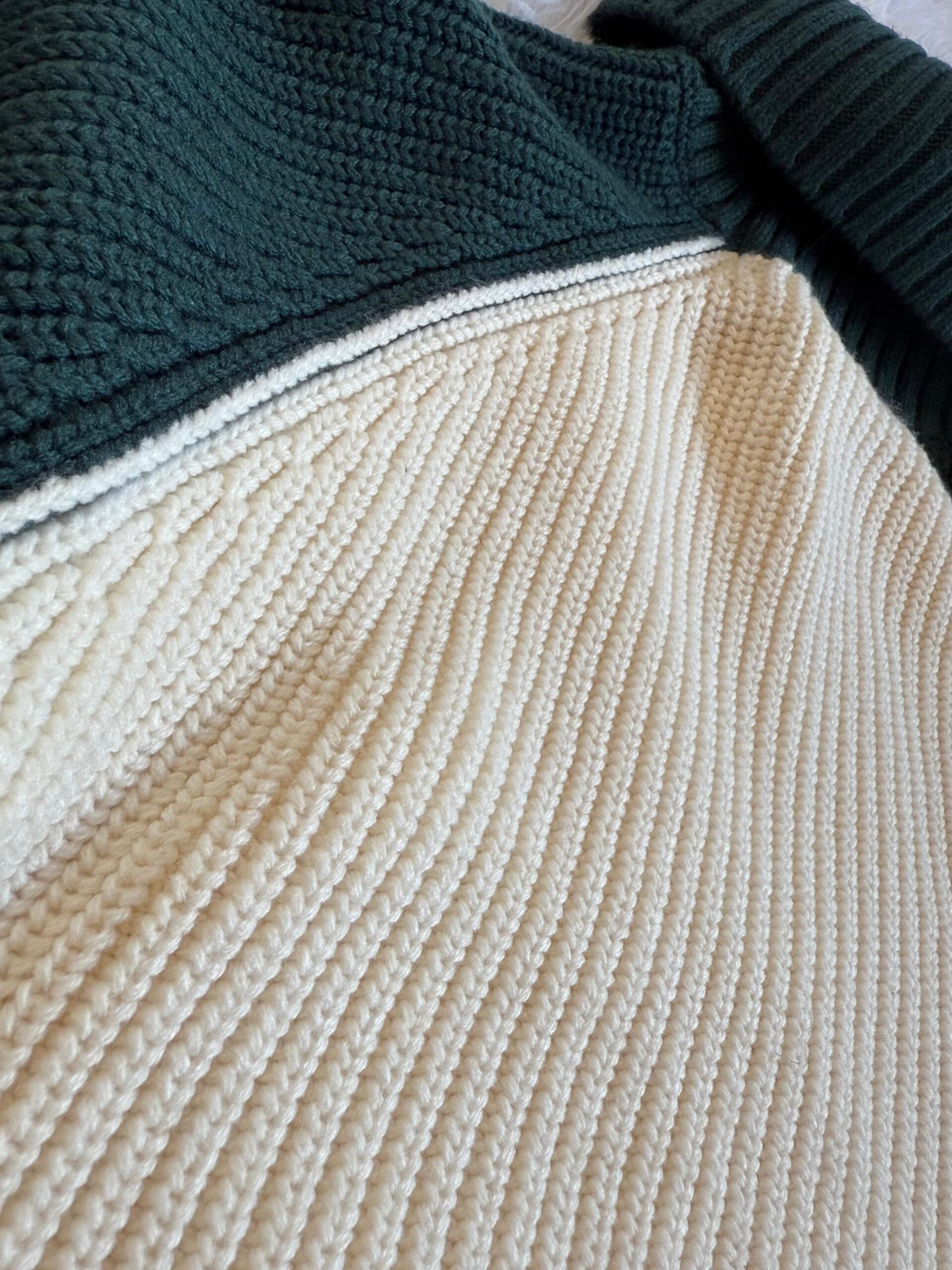 Suéter blanco y verde cuello alto - Image 2