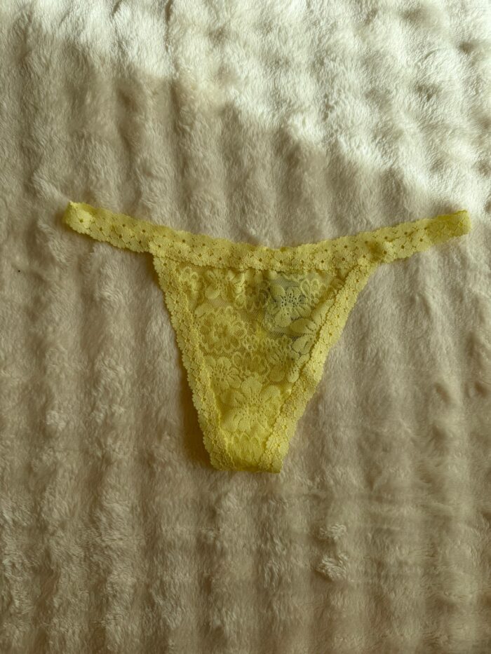 Less de encaje en amarillo