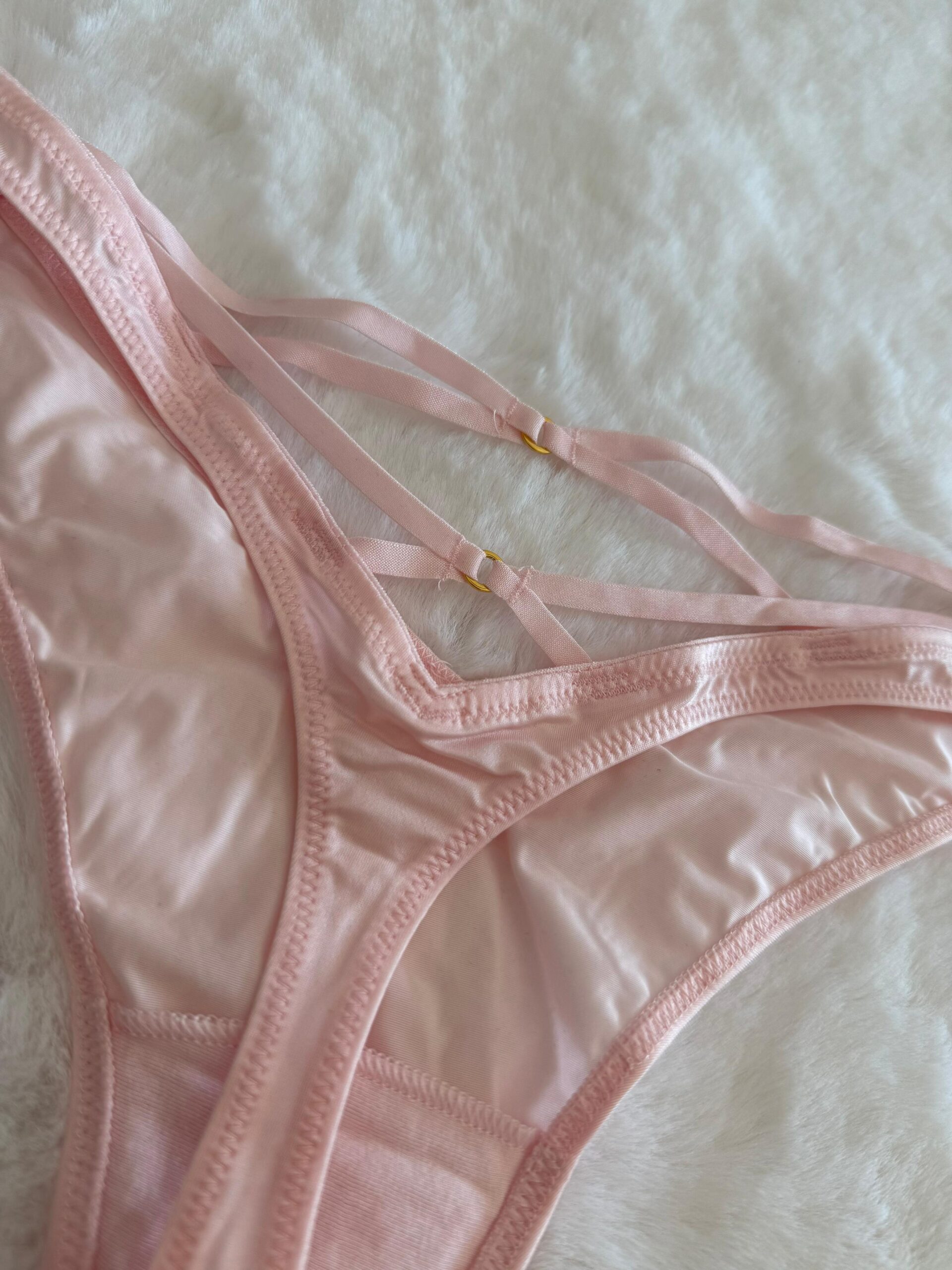 Less roja con tiras VS - Image 4