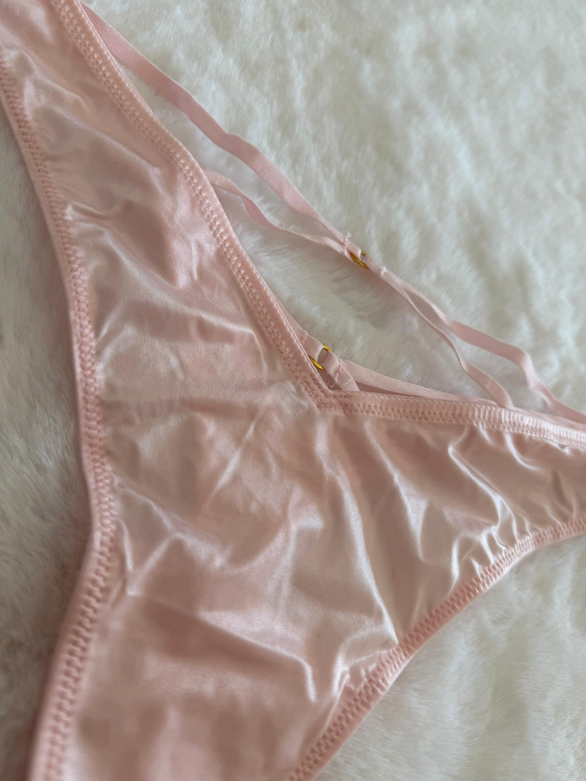 Less roja con tiras VS - Image 3