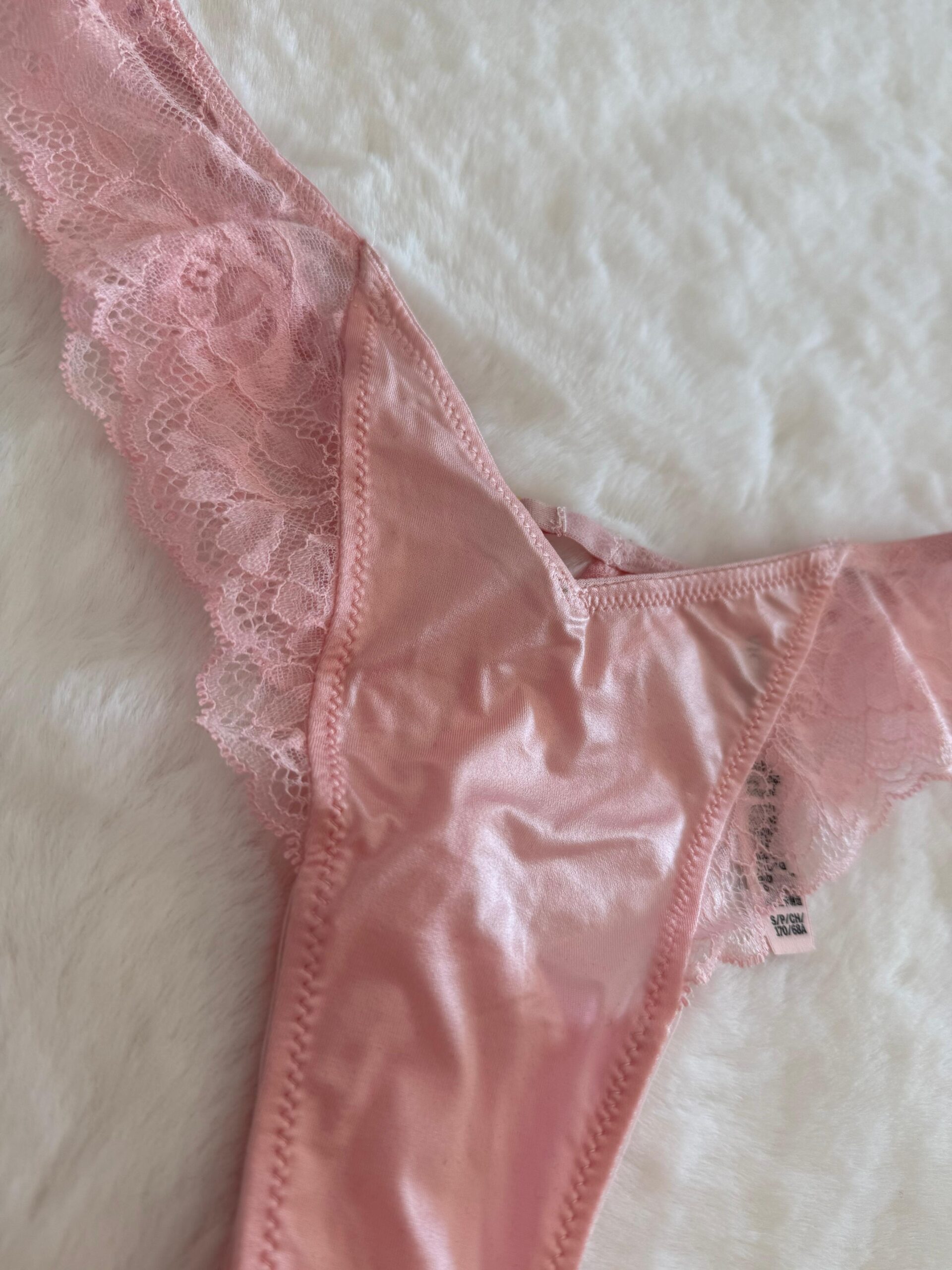 Less rosa con encaje VS